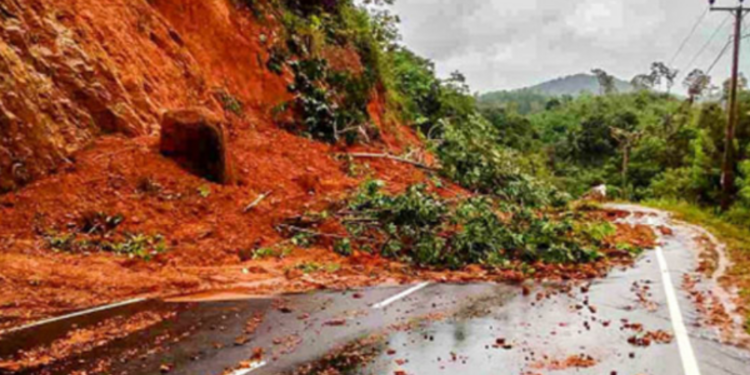 நாட்டின் நான்கு மாவட்டங்களுக்கு மண்சரிவு அபாய எச்சரிக்கை!