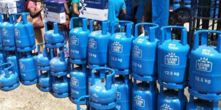 சமையல் எரிவாயுவிற்கு நீண்ட வரிசையில் காத்திருக்கும் மக்கள்!