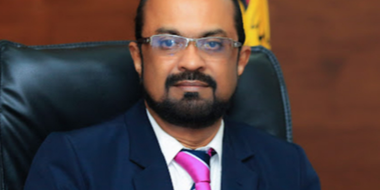 தனது கல்விச் சான்றிதழை ஊடகங்களுக்கு காண்பித்த அமைச்சர்!