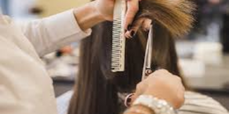 சலூன் சென்ற பெண்ணுக்கு நிகழ்ந்த சோகம்!