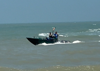 முல்லைத்தீவு முள்ளிவாய்க்கால் மேற்கு கடற்கரையில் வெளிநாட்டு பயணிகளுடன் கரையொதுங்கிய படகு!