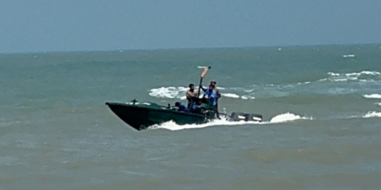 முல்லைத்தீவு முள்ளிவாய்க்கால் மேற்கு கடற்கரையில் வெளிநாட்டு பயணிகளுடன் கரையொதுங்கிய படகு!