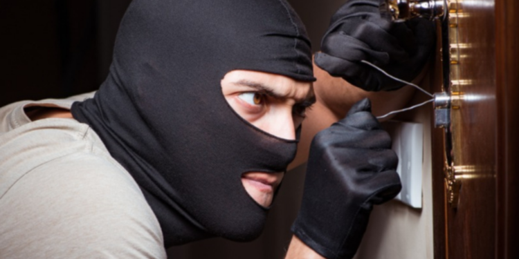 வீடு உடைத்து கொள்ளை!