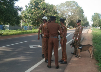 கிளிநொச்சியில் மோப்ப நாய்களுடன் பொலிசார்!