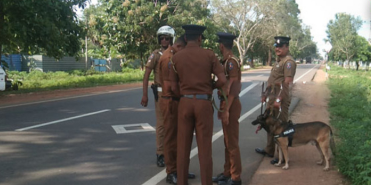 கிளிநொச்சியில் மோப்ப நாய்களுடன் பொலிசார்!