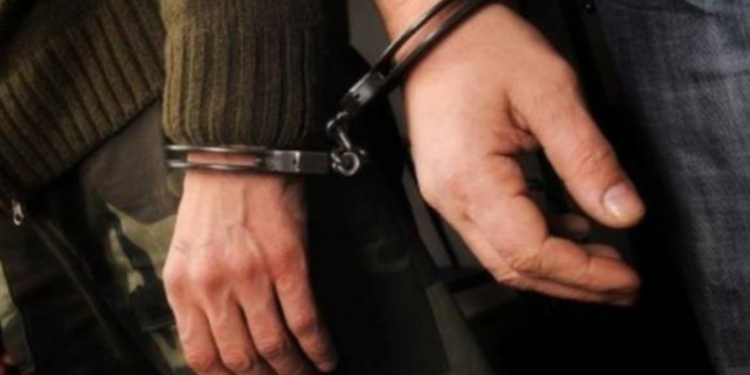 பெண்ணைமிரட்டி கப்பம் கோரியவர்கள் கைது!