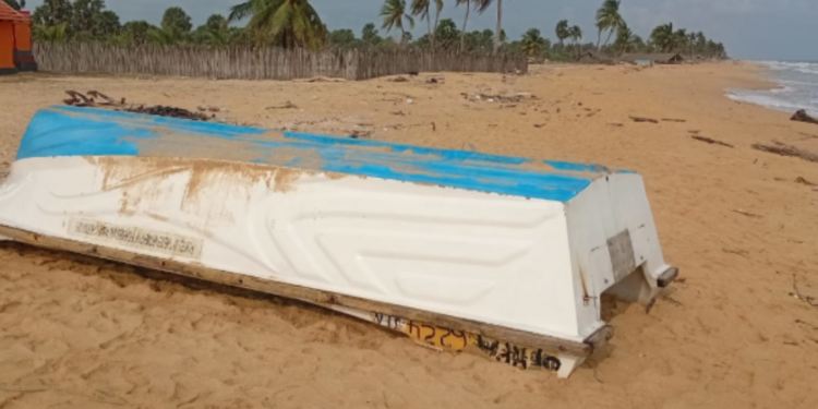 யாழில் கரையொதுங்கிய மர்ம படகு!