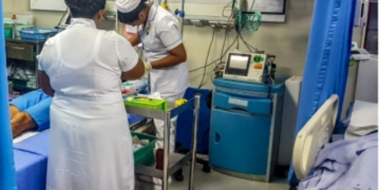 மாணவியின் நட்பால் நால்வர் வைத்தியசாலையில் அனுமதி!