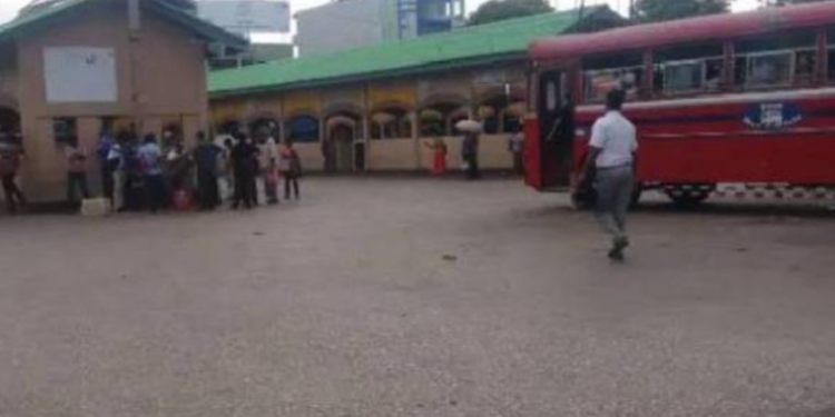 யாழ் பேருந்து நிலையத்தில் வாள்வெட்டு!