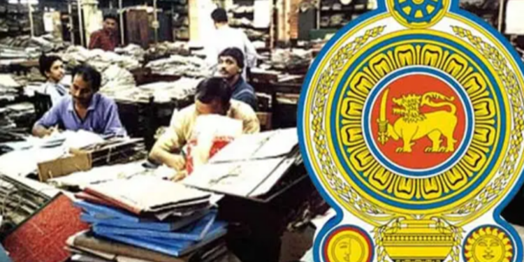 அரசின் தீர்மானங்களுக்கு எதிர்ப்பு தெரிவிக்கும் அரச ஊழியர்கள்