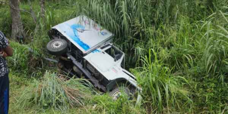 வாகனம் விபத்திற்குள்ளானதில் ஜவர் காயம்!