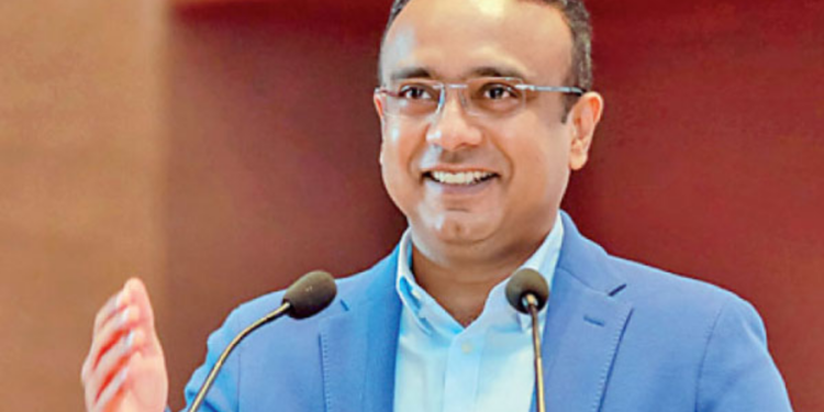 குடும்பத்துடன் வெளிநாட்டிற்கு தப்பிச் சென்ற முன்னா;ள் அமைச்சர் !