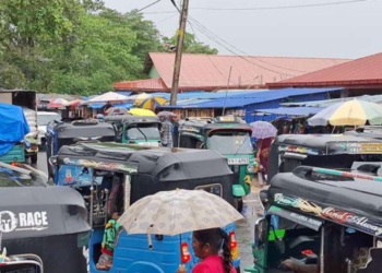 கொட்டும் மழையிலும் புத்தாண்டு கொள்வனவில் ஈடுபடும் மக்கள்!