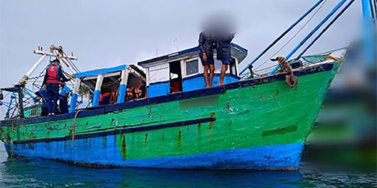 இலங்கை கடற்பரப்பில் அத்துமீறி நுழைந்த இந்திய மீனவர்கள் மீது துப்பாக்கிச்சூடு!