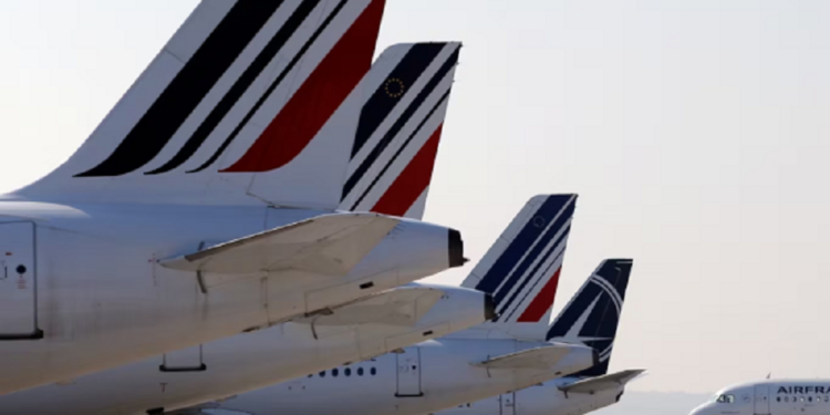 கனடாவில் அவசரமாக தரையிறக்கப்பட்ட விமானம்!