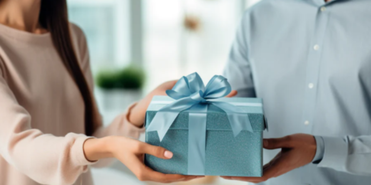 பெறுமதி மிக்க தொலைபேசியை திருடி காதலனுக்கு கொடுத்த காதலி!