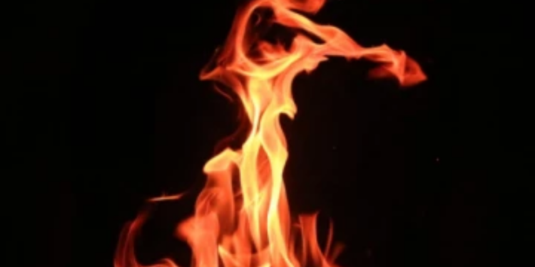 வீட்டுக்கு தீ வைத்து தலைமறைவான சந்தேக நபர்கள் கைது!