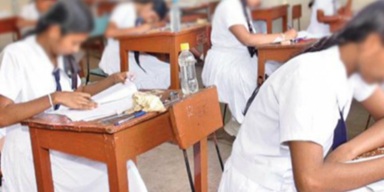 பரீட்சை வினாத்தாள் கசிவு விவகாரம் ஆசிரியர் பணியிடை நீக்கம்!