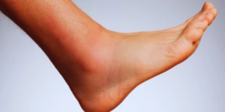 வாய்த்தர்க்கத்தால் நண்பரின் பாதத்தை வெட்டிய நபர் !