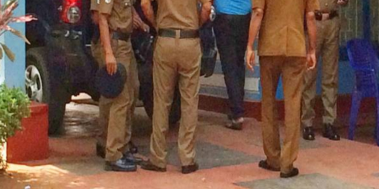 சகோதரி வெளிநாட்டில் சகோதரனின் மோசமான செயல்!