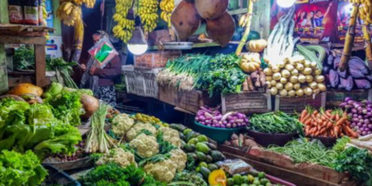 வவுனியாவில் கழுவிகள் வீசப்படும் குளத்தில் கழுவி விற்கப்படும் மரக்கறிகள்!