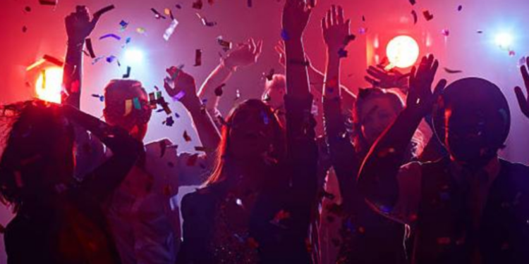 தனியார் விடுதியில் விருந்து கொண்டாட்டம் 10 பேர் கைது !