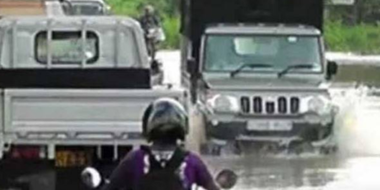 வெள்ளத்தில் மூழ்கிய வீதி அவதியுறும் மக்கள்!