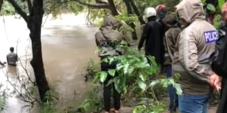 நீராட சென்ற இளைஞன்  மாயம் தேடுதல் நடவடிக்கையில் பொலிசார்!