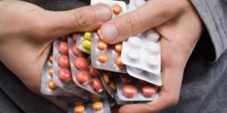 சட்டவிரோத பொருட்களுடன் இருவர் கைது!