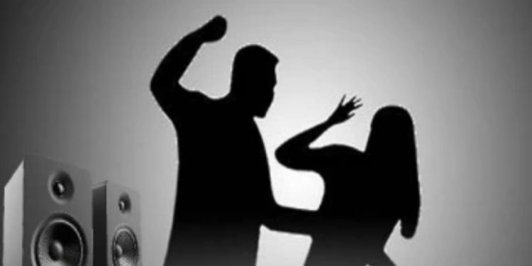 அதிக சத்துதுடன் பாடல் போட்டவர் அடித்துக் கொலை!