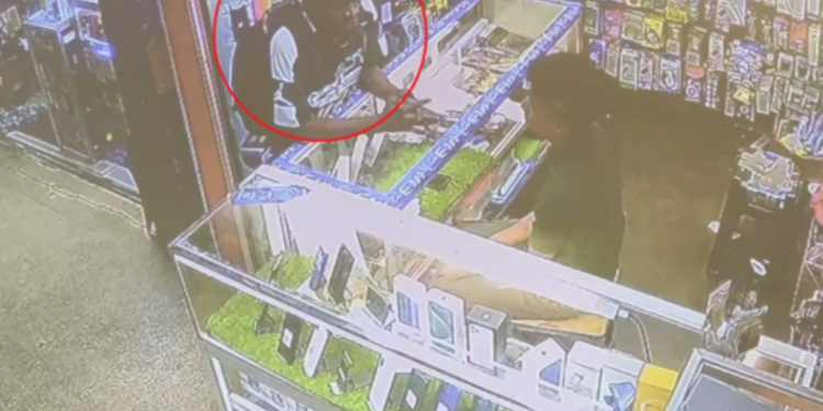 வெளிநாட்டு பெண்ணின் வங்கி அட்டை கொள்ளை!