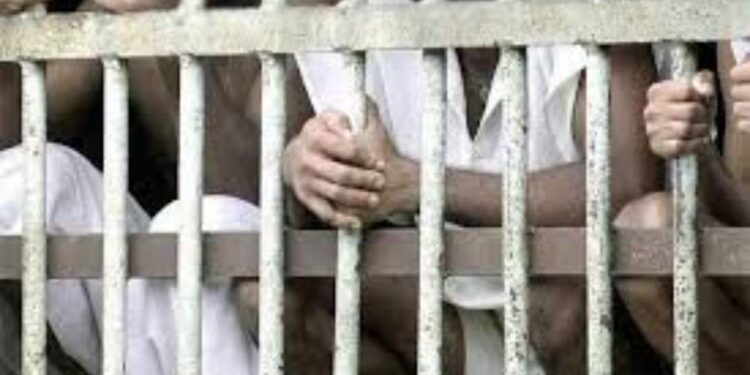 சிறைச்சாலை அதிகாரிகளிடமிருந்து இரண்டு சந்தேக நபர்கள் தப்பி ஓட்டம்!