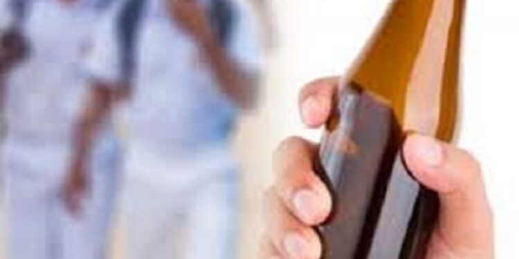 மாணவிக்கு மதுபானம் பருக குடுத்த ஆசிரியர் கைது!