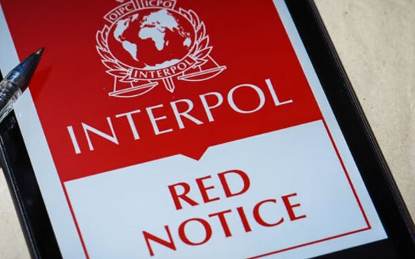 குற்றவாளிகளைக் கைது செய்ய சிவப்பு அறிவிப்புகள்!