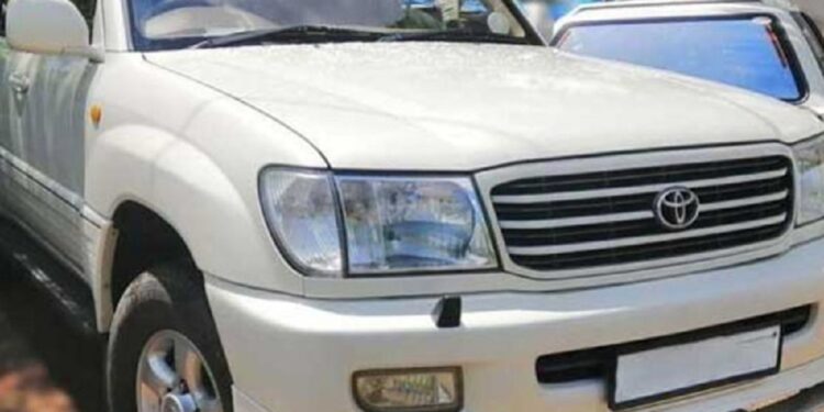 சட்டவிரோதமாக கார் இறக்குமதி செய்த பிரபல தொழிலதிபர் கைது!