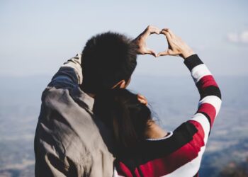 பாடசாலை செல்வதாக கூறி காதலனுடன் சென்ற மாணவி!