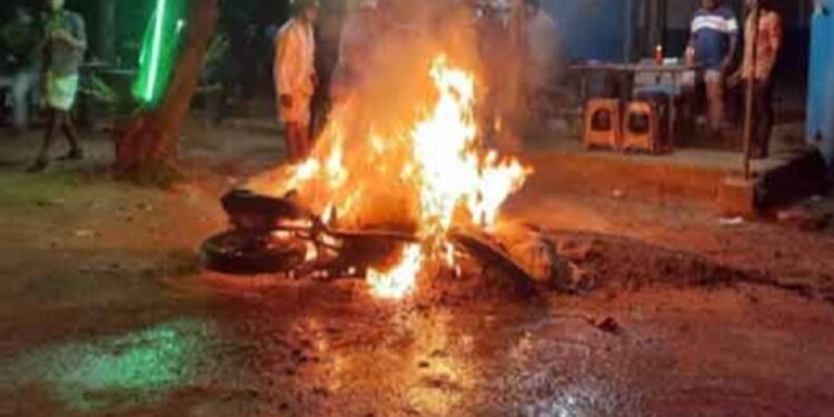 நடுவீதியில் பற்றியெரிந்த மோட்டர் சைக்கிள்