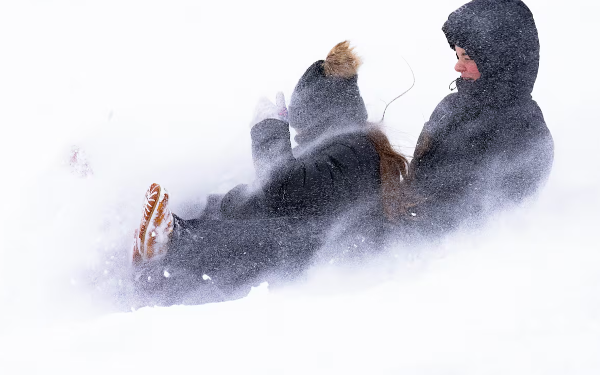 கனடாவின் டொரன்டோவில் கடும் பனிப்பொழிவு நிலை ஏற்பட்டுள்ளது.