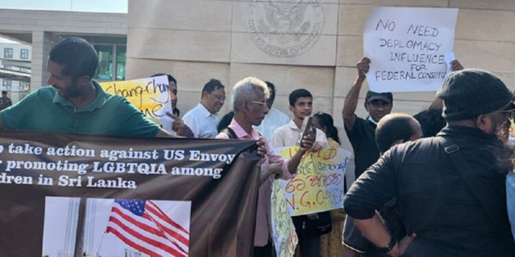 கொழும்பில் அமெரிக்க தூதுவருக்கு எதிராக முன்னெடுக்கப்பட்ட ஆர்ப்பாட்டம்!