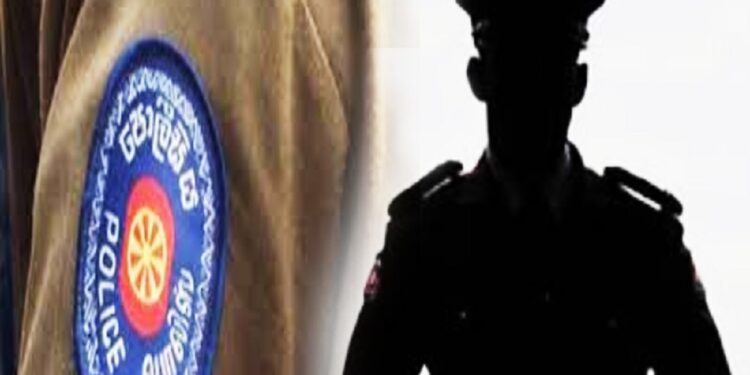 பாடசாலை மாணவிகளிடம் தவறாக நடக்க முயன்ற பொலிஸ் உத்தியோகஸ்தர்