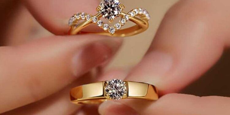 திருமண மோதிரத்தை எந்த கையில் அணிய வேண்டும் தெரியுமா?