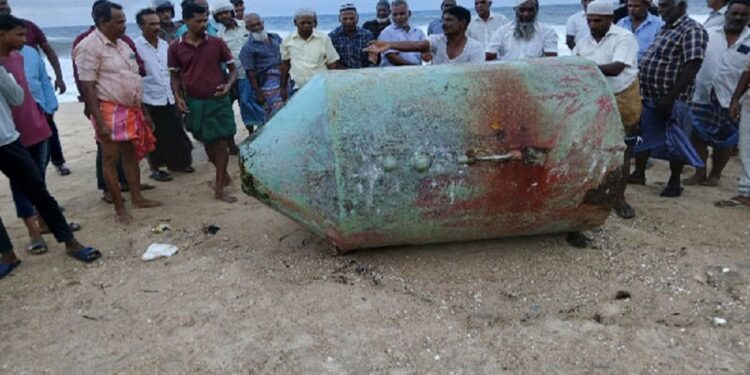அம்பாறை கடற்பரப்பில் கரையொதுங்கிய மர்ம பொருளால் பதற்றம்!