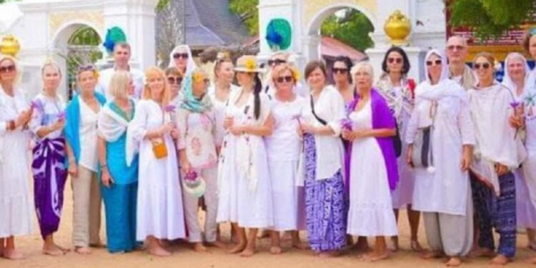 கதிர்காமத்திற்கு செல்லும் அதிகளவிலான சுற்றுலா பயணிகள்!