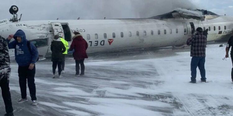 கனடாவில் தலைகீழாக கவிழ்ந்த பயணிகள் விமானம்!