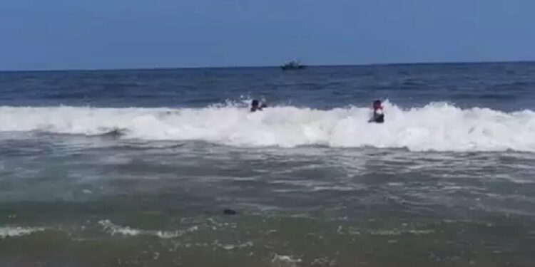 கடலில் அடித்து செல்லப்பட்ட 12 இளைஞர்கள் நடந்தது என்ன?