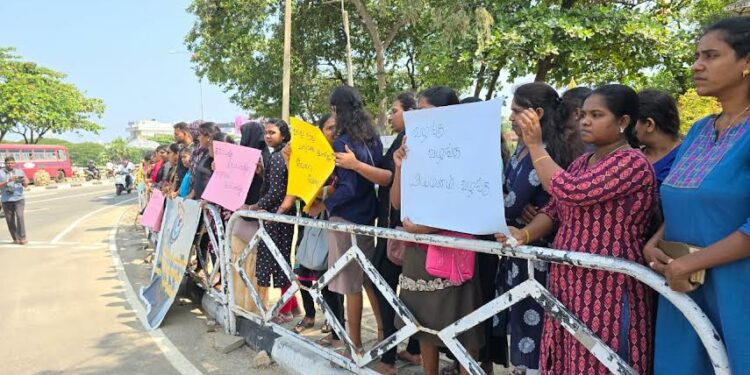 மட்டக்களப்பில் கவனயீர்ப்பில் ஈடுபட்ட வேலையற்ற பட்டதாரிகள்!