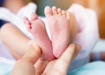 தமிழர் பகுதியில் குழந்தையை பிரசவித்து யன்னலுக்கு வெளியே வீசி எறிந்த மாணவி!