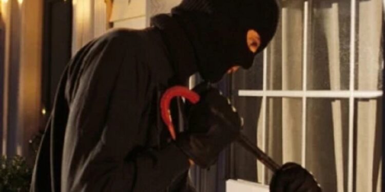 யாழில் வயோதிப பெண்ணிடம் நூதன திருட்டு!