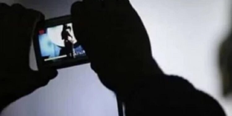 மாணவி குளிப்பதை வீடியோ எடுத்த குடும்பஸ்தர் கைது!