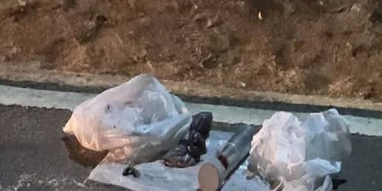 கடலில் மிதந்து வந்த மர்ம பொருளை திறந்த இளைஞருக்கு நிகழ்ந்த சோகம்!